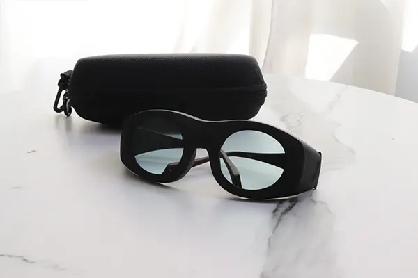 Broad-spectrum medical protective eyewear
